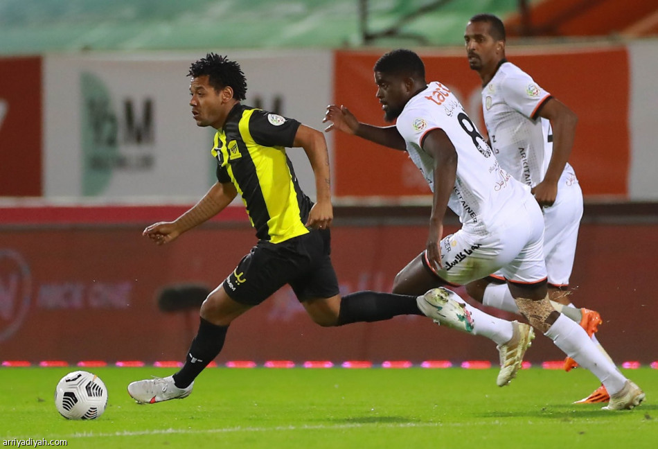 الشباب والاتحاد يعطلان بعضهما بالتعادل