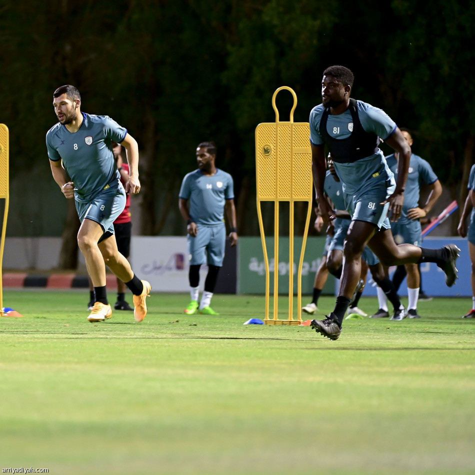 البلطان يحفز لاعبي الشباب قبل الهلال