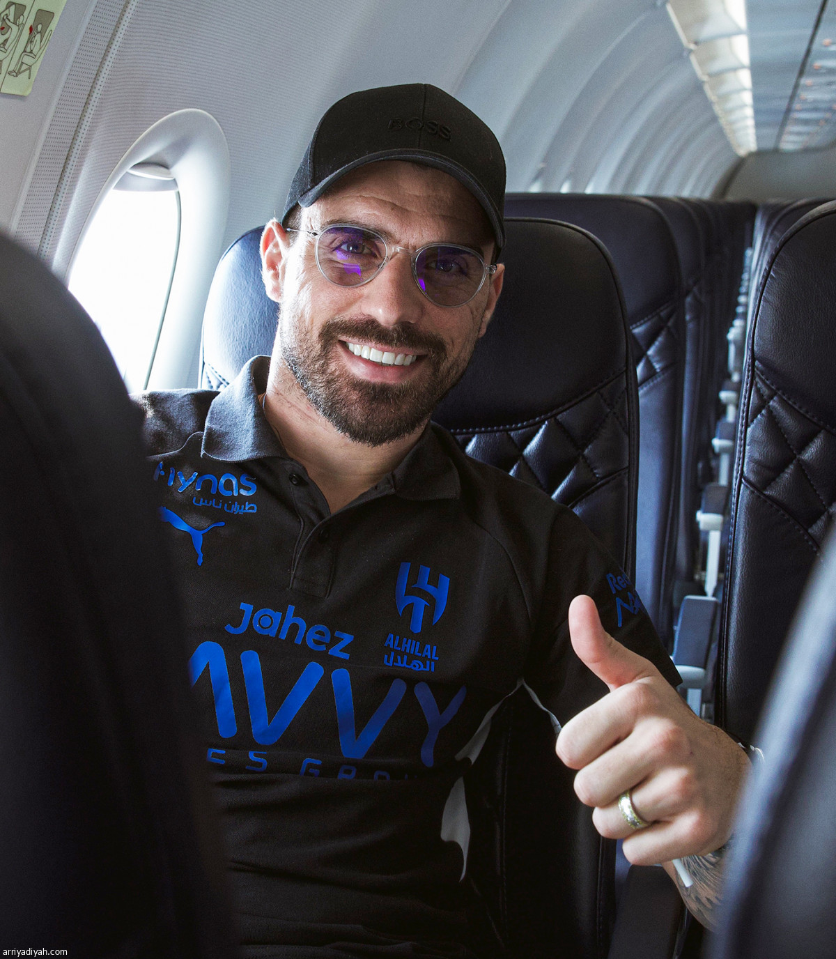 الأزرق إلى العين