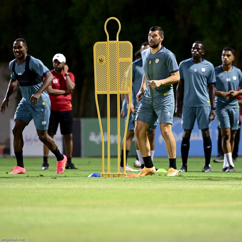 البلطان يحفز لاعبي الشباب قبل الهلال