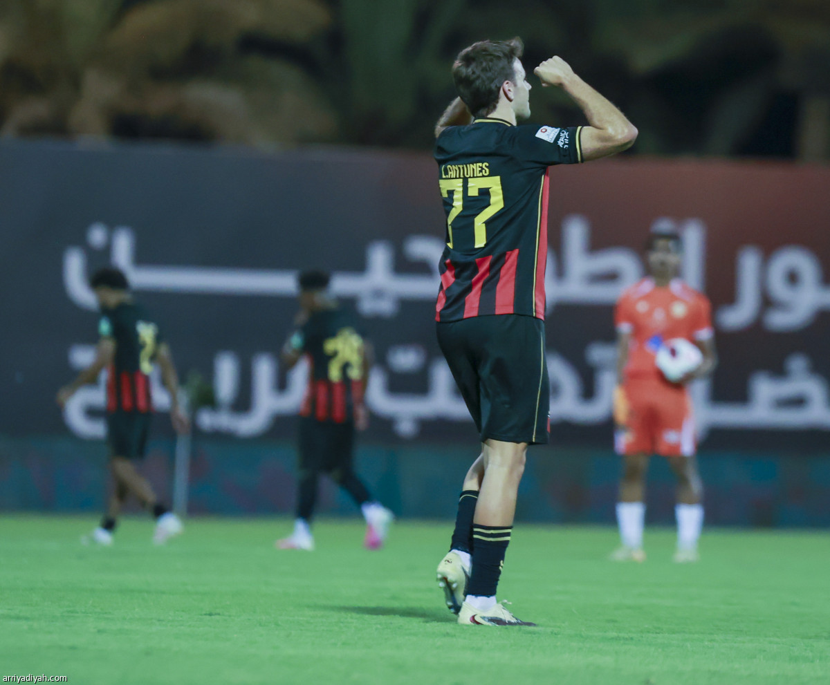 أنتونيس يعبر بالرياض
