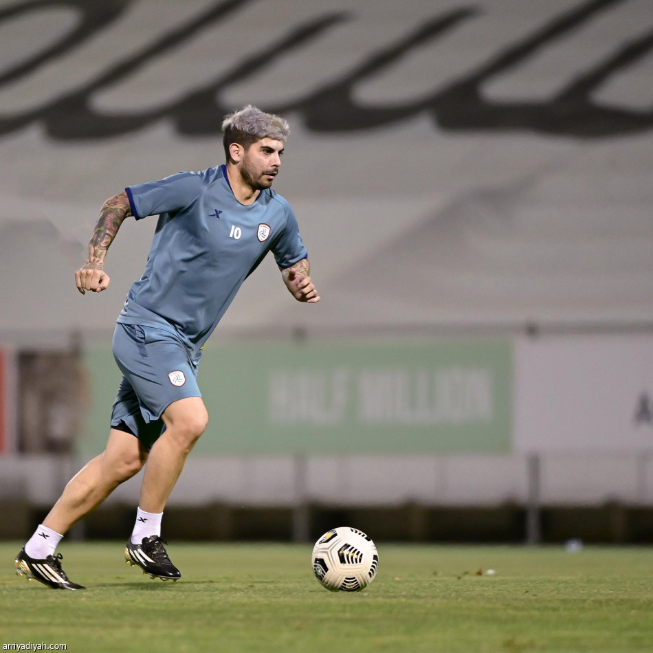 البلطان يحفز لاعبي الشباب قبل الهلال