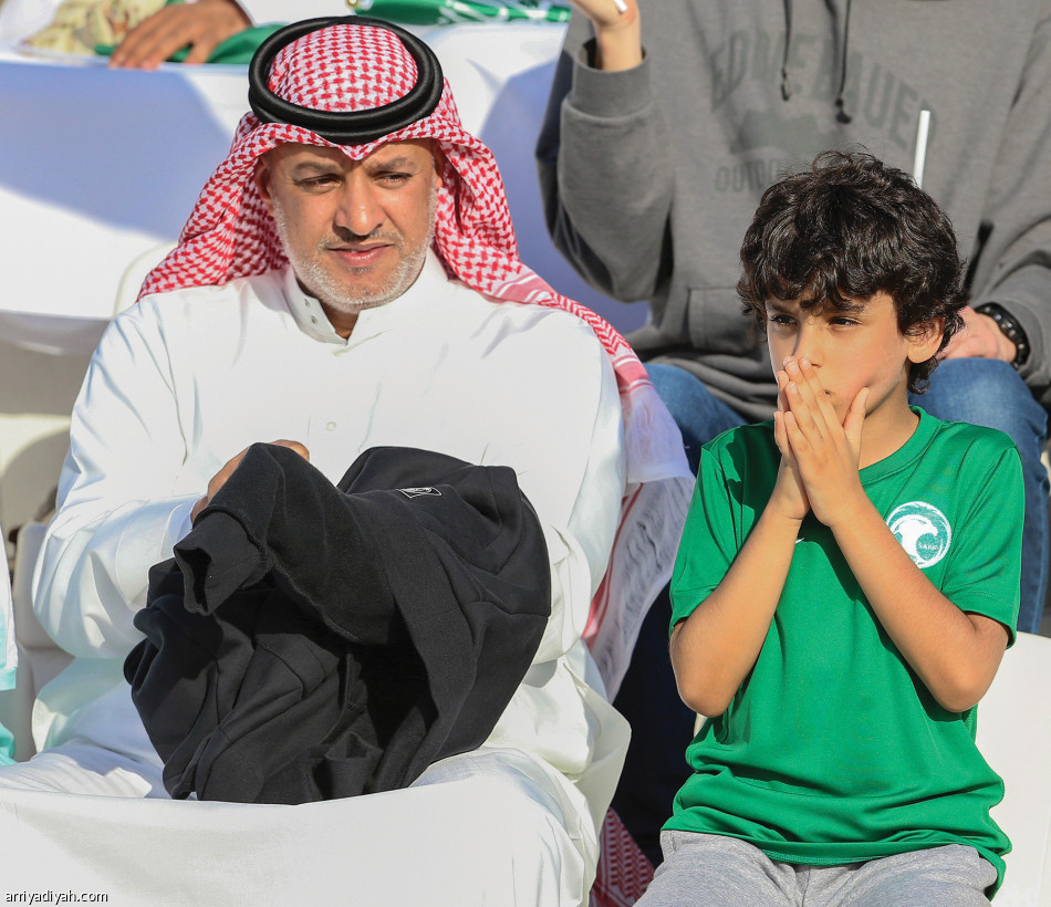 سعودية
تنشغل بالطفل.. والمباراة