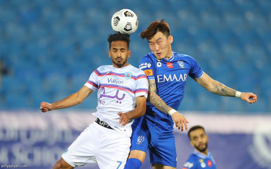 أبها يسقط الهلال بثلاثية.. ويفقده الصدارة