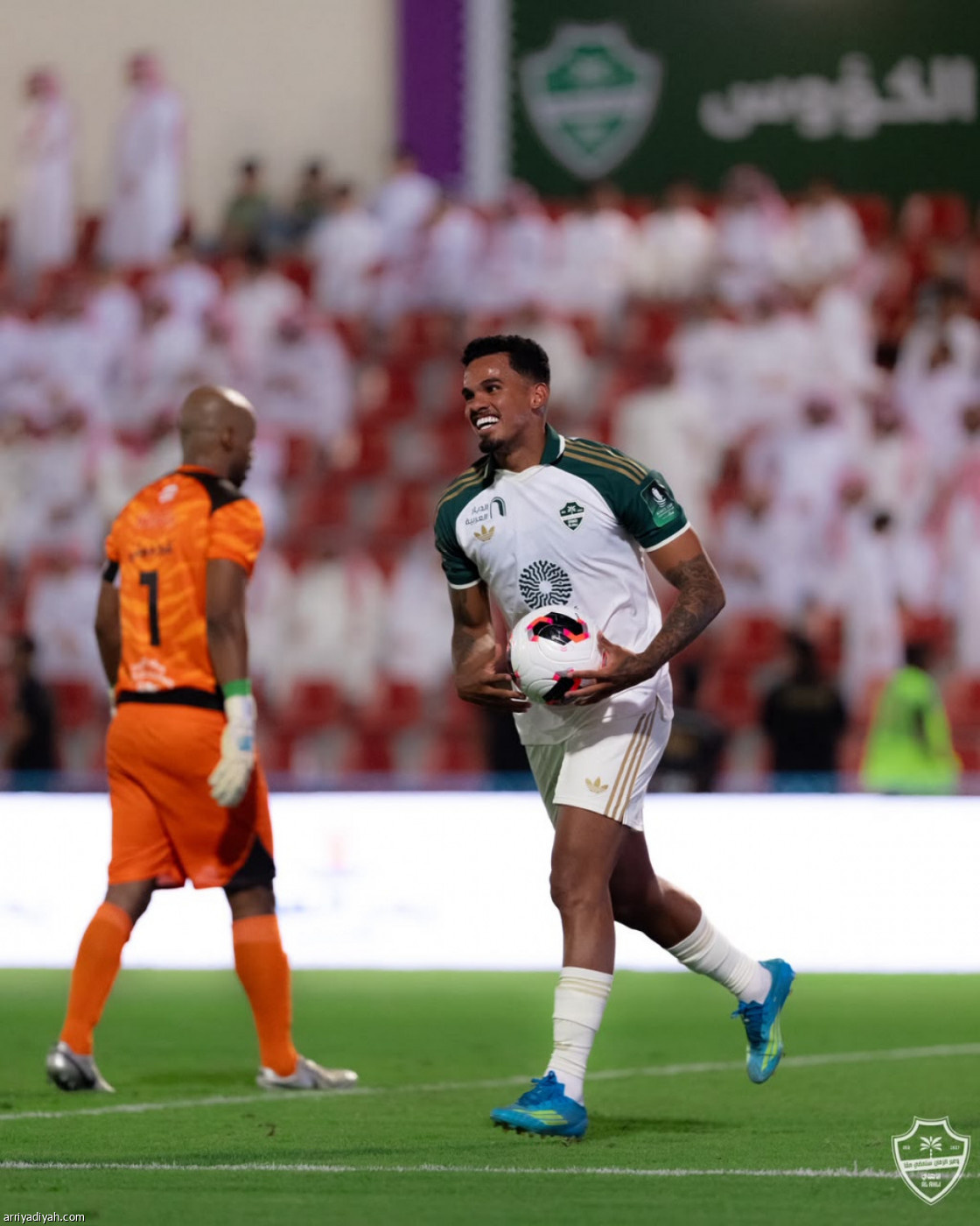 الأهلي يتخطى الأنوار