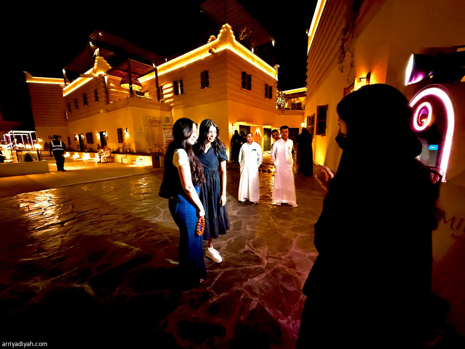 بـ 20 ريالا ومرآة سحرية.. شقيقتان تُبهران زوار المفتاحة