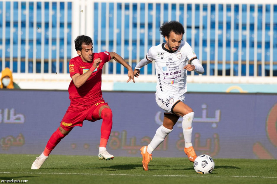 إيجالو يبتعد بصدارة الشباب