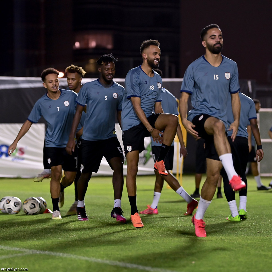 مدرب الشباب يجهز بديلي بانيجا وجوانكا