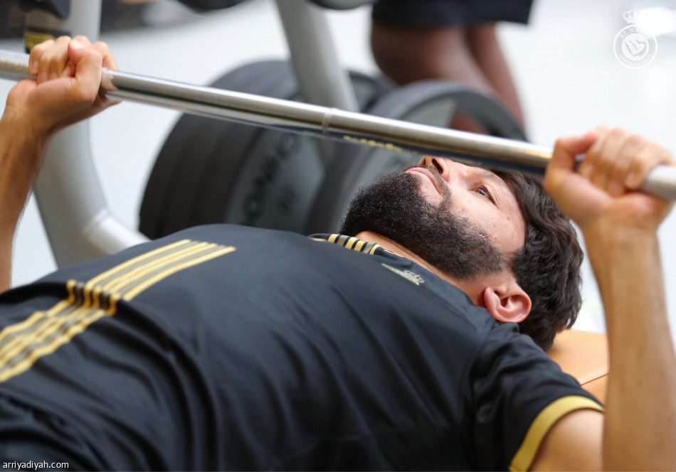 مينيزيس يكافئ لاعبي النصر