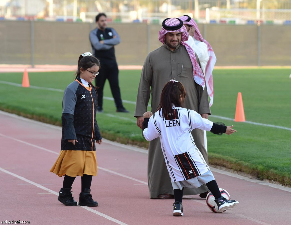 البلطان يحتفي بالعائلة الشبابية.. ويدرجهم بمكافآت الفريق