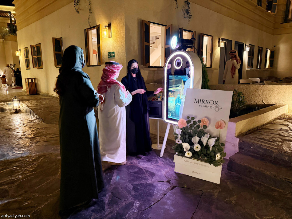 بـ 20 ريالا ومرآة سحرية.. شقيقتان تُبهران زوار المفتاحة