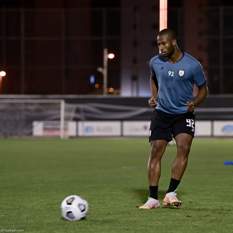 مدرب الشباب يجهز بديلي بانيجا وجوانكا