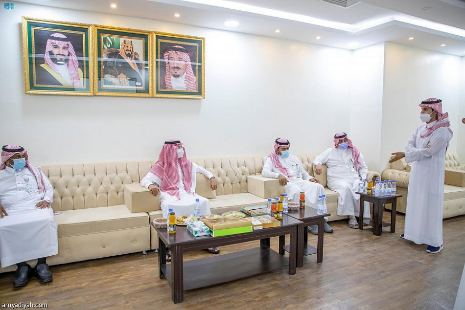 نائب أمير حائل يتفقد ملعب الطائي