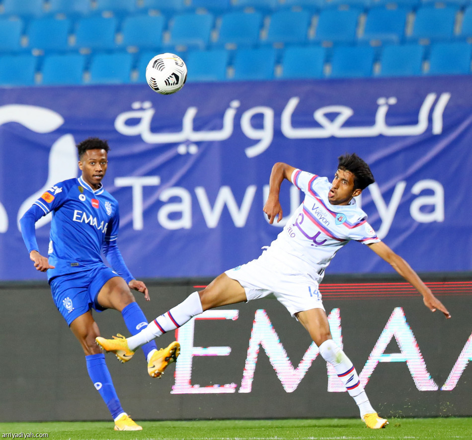 أبها يسقط الهلال بثلاثية.. ويفقده الصدارة