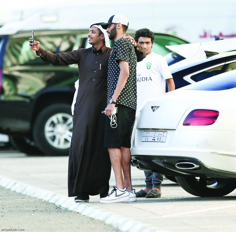 المشجع الأهلاوي يسير نحو عسيري قبل أن يحتضنه