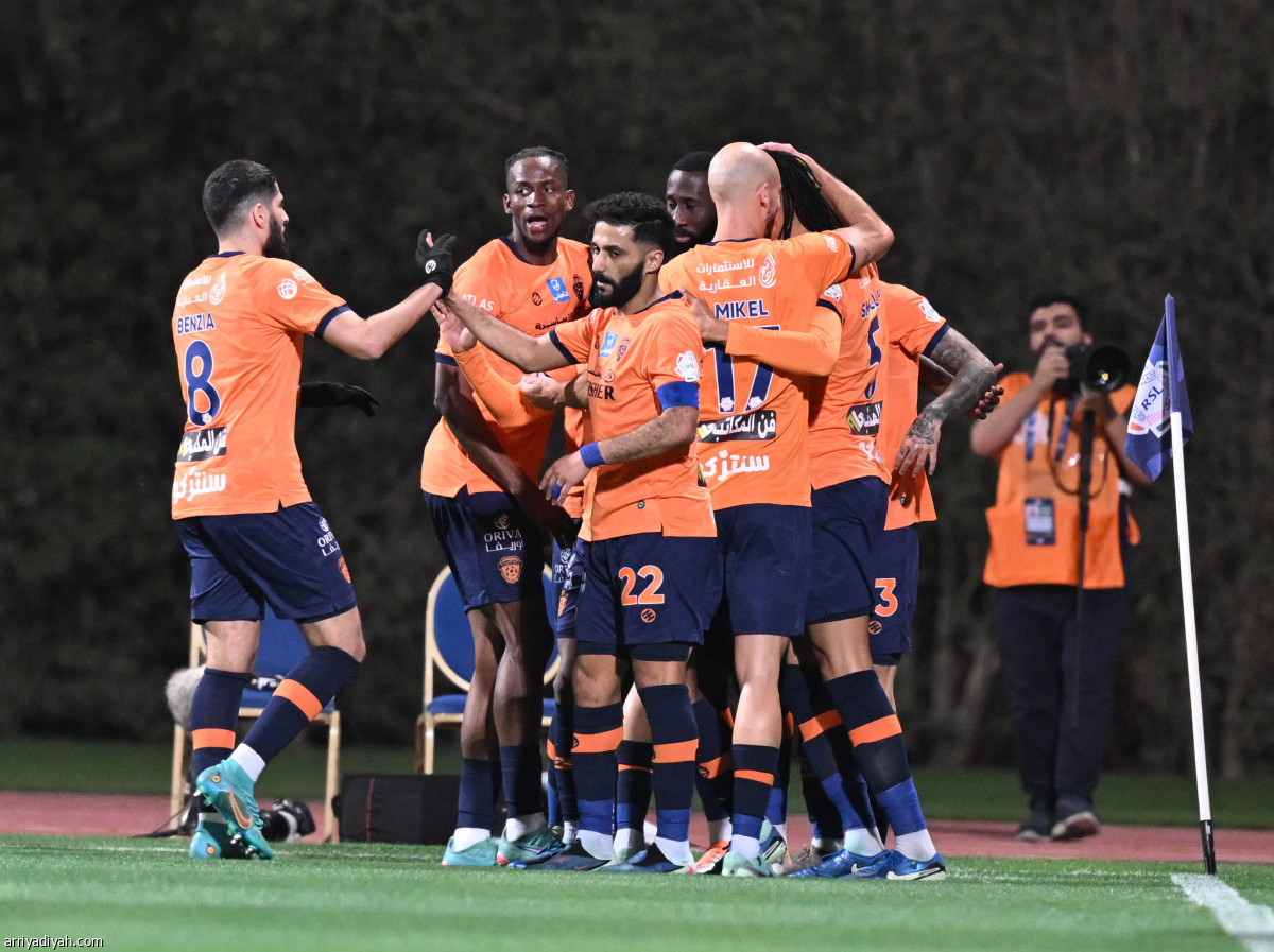 الأهلي يتعثر