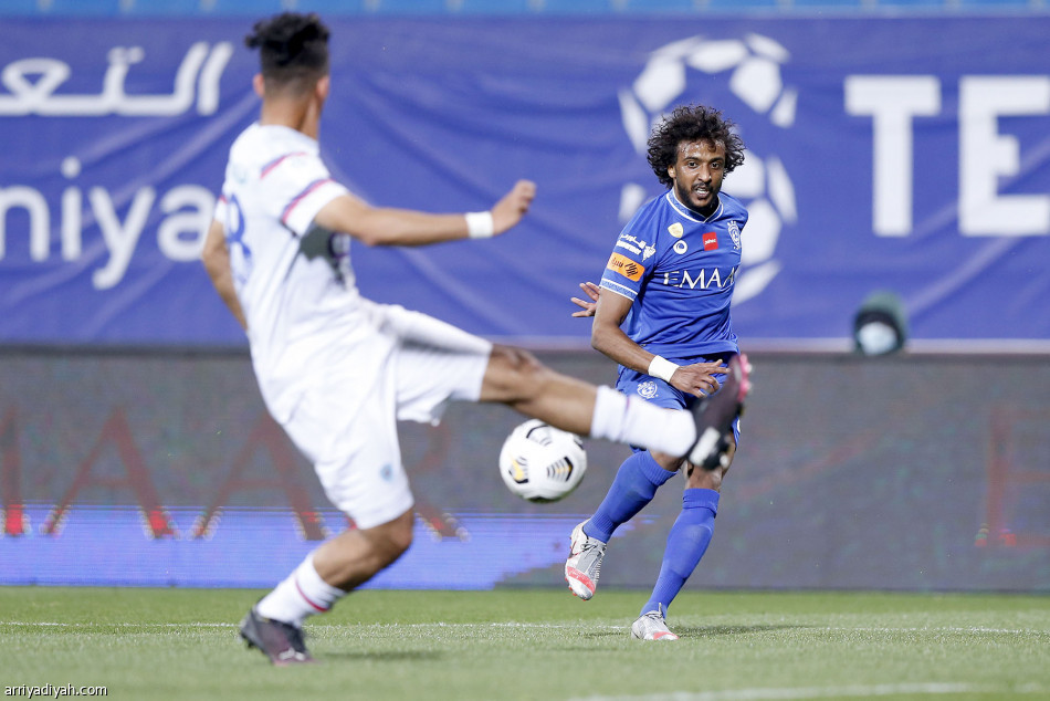 أبها يسقط الهلال بثلاثية.. ويفقده الصدارة