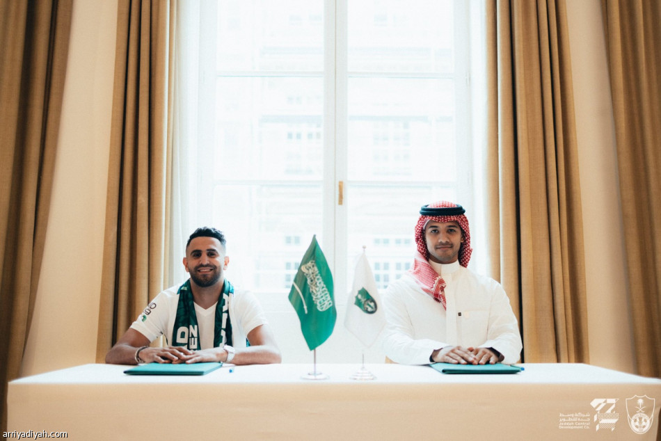 محرز يرتدي قميص الأهلي حتى2027