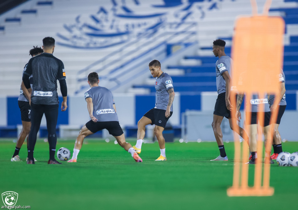 الهلال.. جانج وعطيف يقتربان من العودة