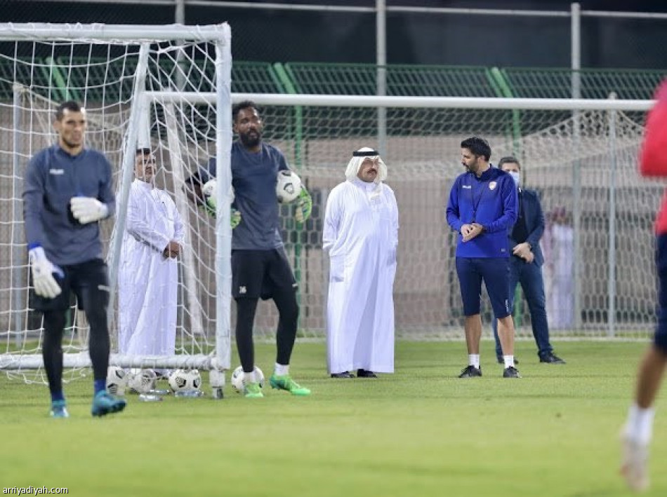 أمير عسير يطالب لاعبي ضمك بالبقاء