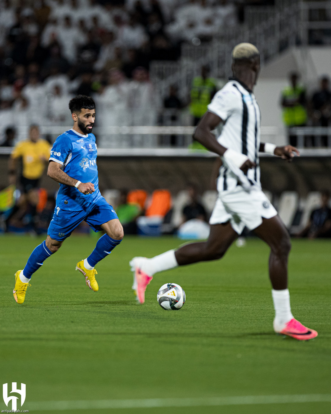 الهلال يحلّق