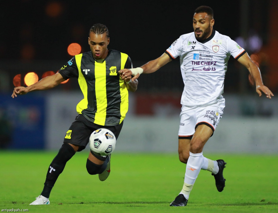 الشباب والاتحاد يعطلان بعضهما بالتعادل