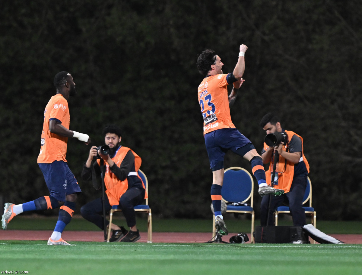 الأهلي يتعثر