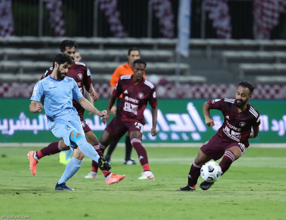 الأهلي يتطلع للصدارة من بوابة الوحدة