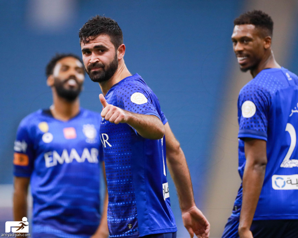 البطل يستعرض.. وينفرد بـ«القمة»