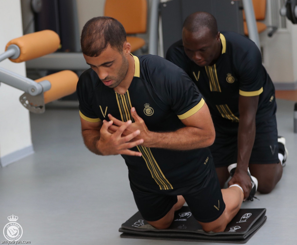 مينيزيس يكافئ لاعبي النصر