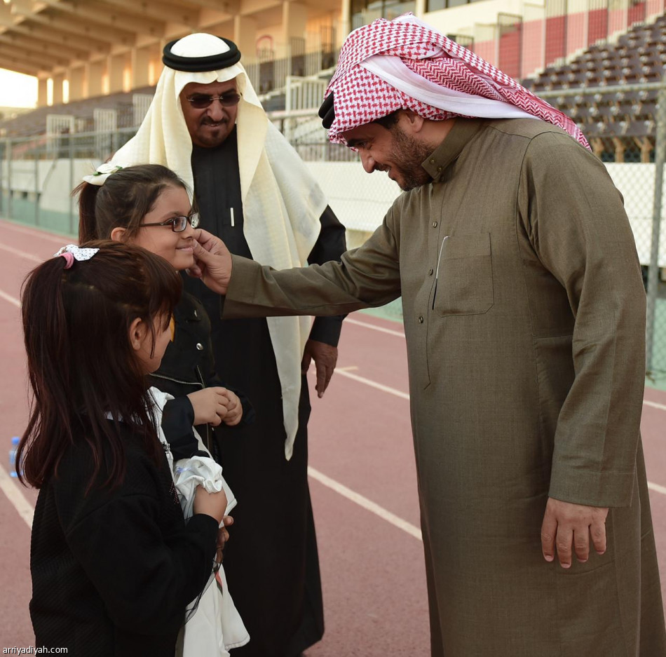 البلطان يحتفي بالعائلة الشبابية.. ويدرجهم بمكافآت الفريق