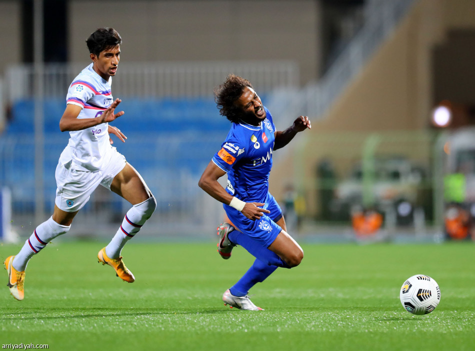 أبها يسقط الهلال بثلاثية.. ويفقده الصدارة