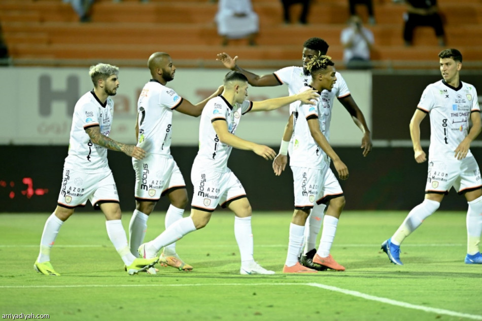 الشباب يفجر غضبه بخماسية في العين