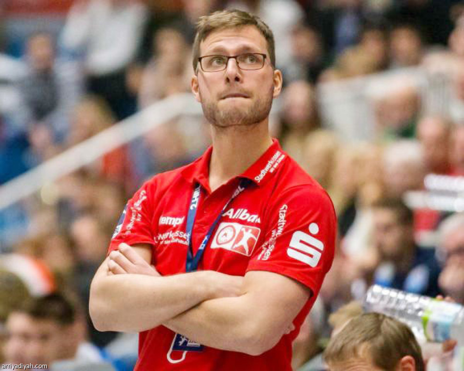 المدرب الأصغر 
يضرب الكبار