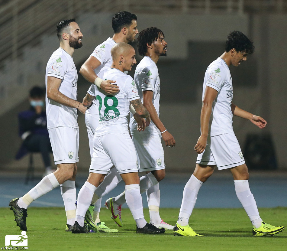 «هدف تاريخي» يقود الأهلي لملاحقة الهلال
