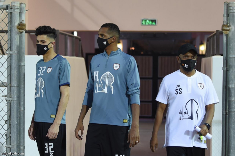 الشباب يدشن تدريباته بعد التوقف