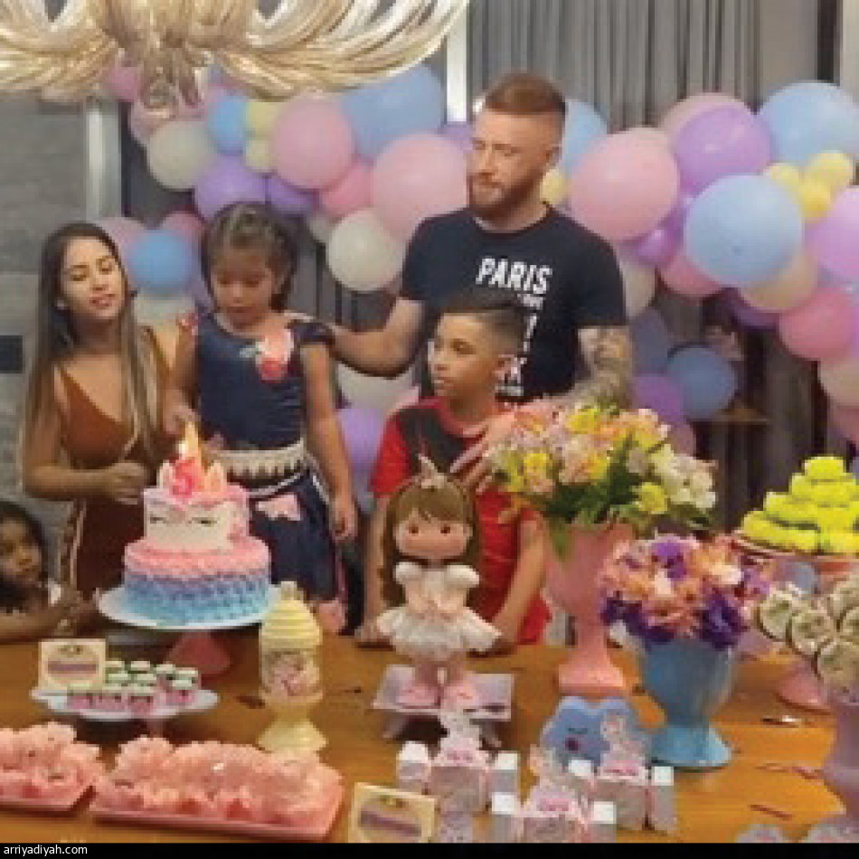 إنستجرام 
يوثق إجازات الأجانب