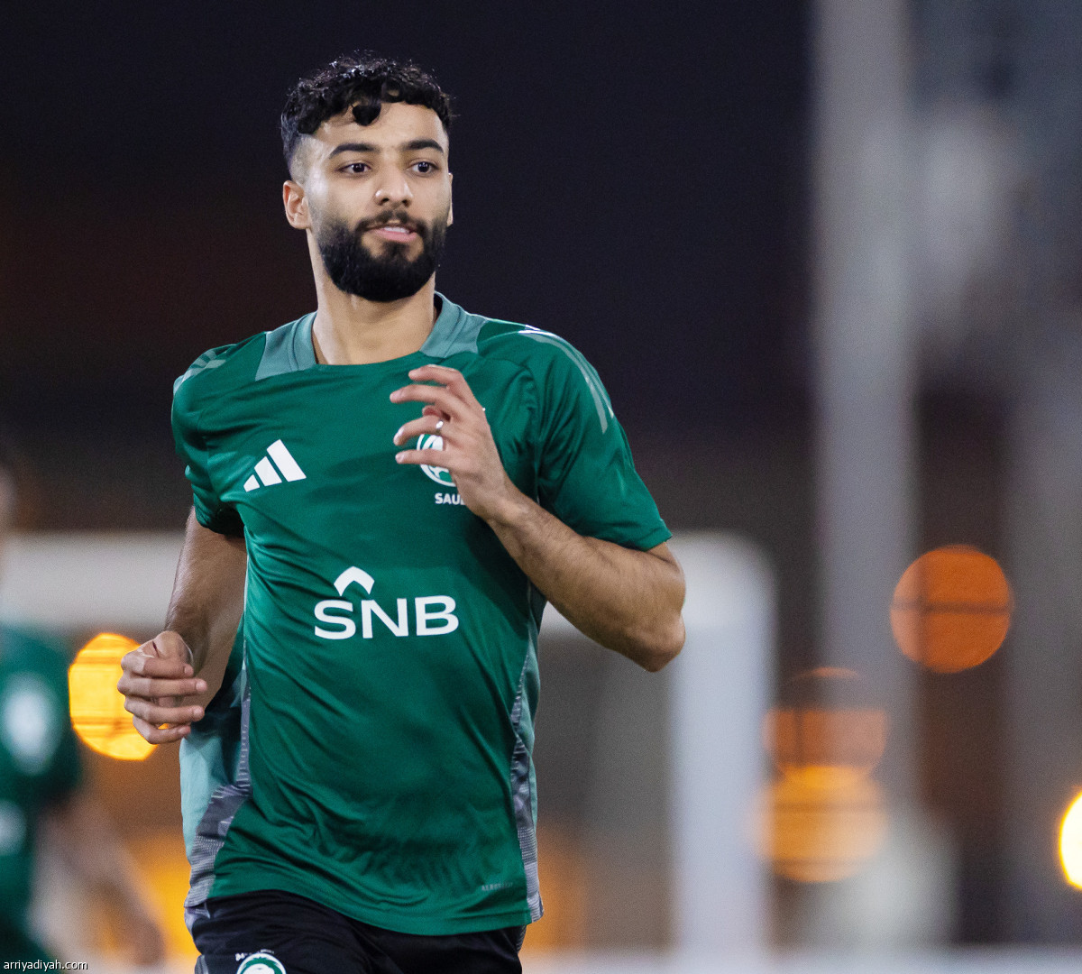 الأخضر ينطلق