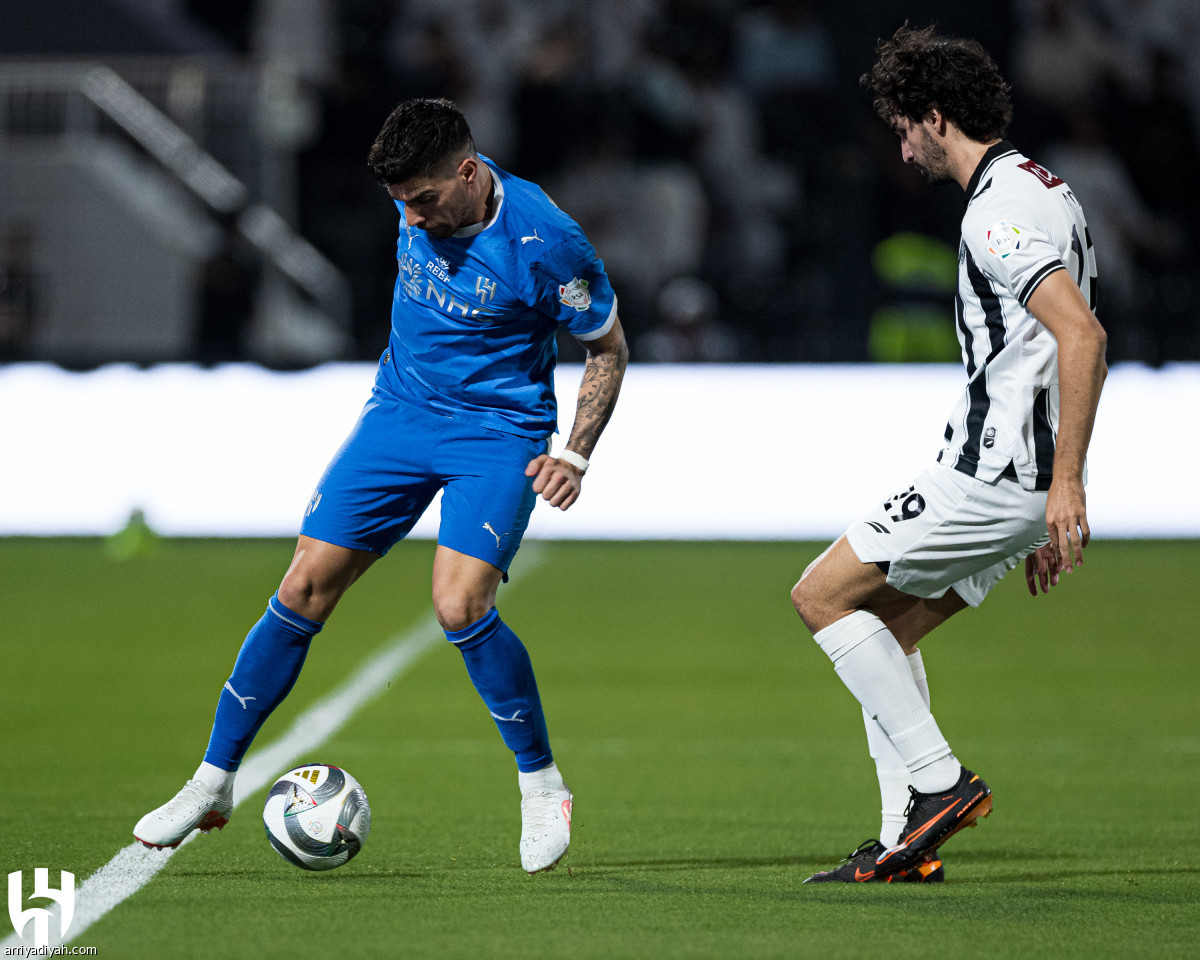 الهلال يحلّق