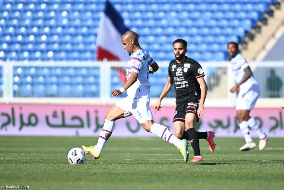 الشباب يتصدر مؤقتا بفوز ثمين على أبها