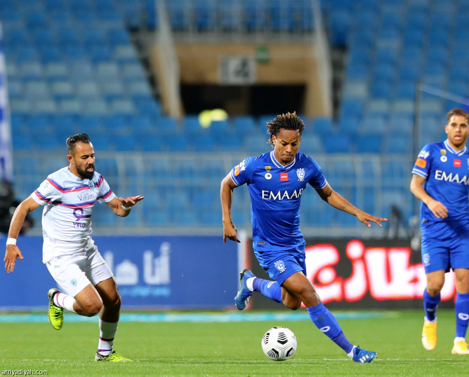 أبها يسقط الهلال بثلاثية.. ويفقده الصدارة