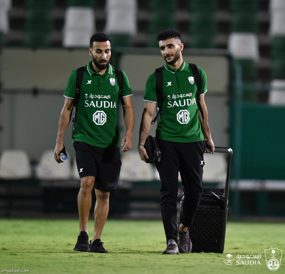 العويس يتقدم بعثة الأهلي لمواجهة الهلال
