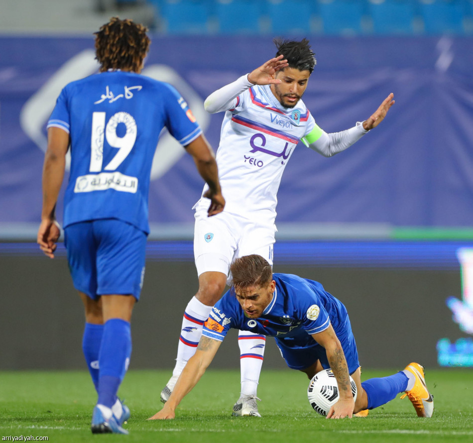 أبها يسقط الهلال بثلاثية.. ويفقده الصدارة