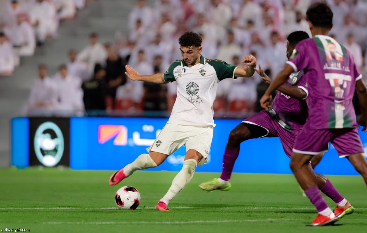 الأهلي يتخطى الأنوار