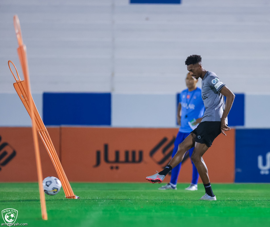 الهلال.. جانج وعطيف يقتربان من العودة