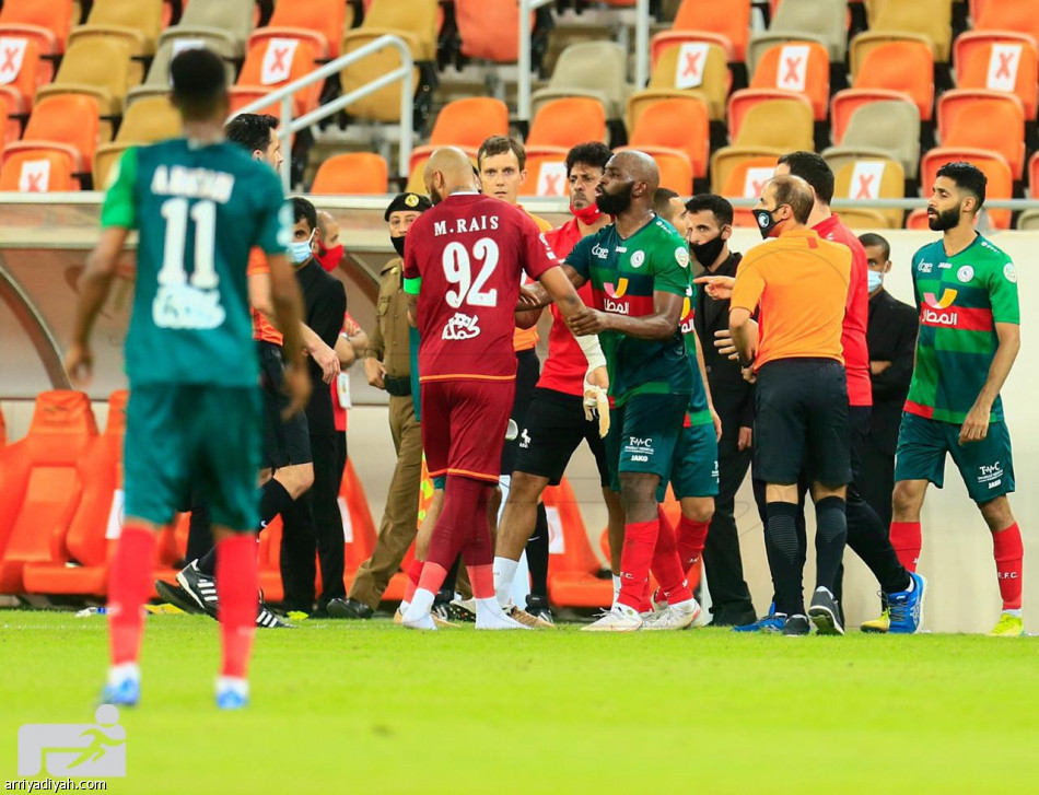 اشتباكات بين لاعبي الاتحاد والاتفاق