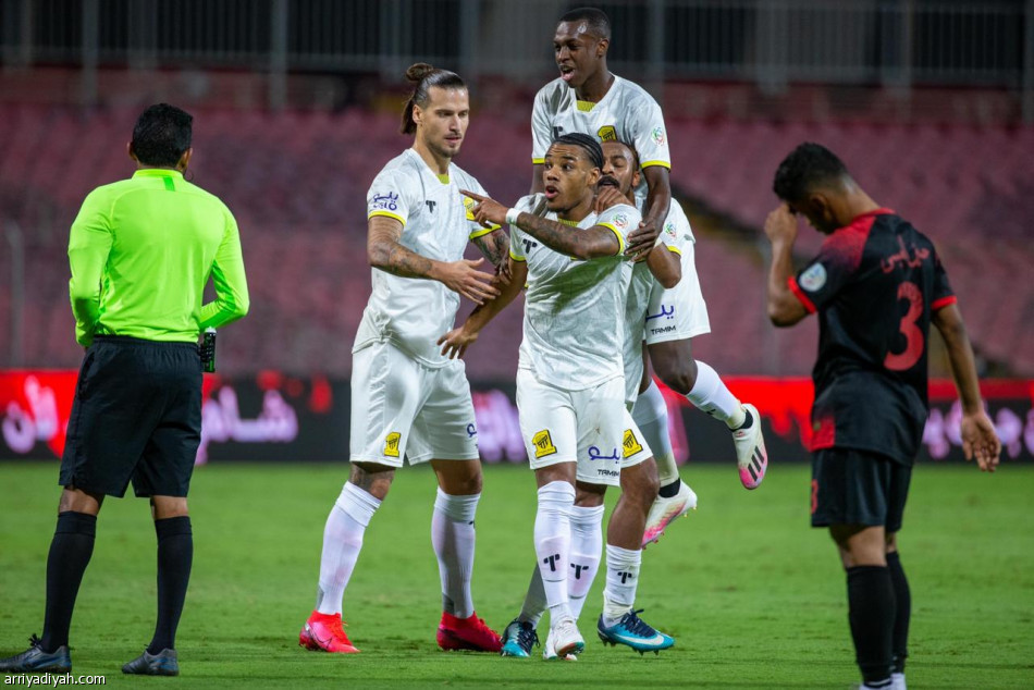 الاتحاد يقتحم مربع الكبار في الدوري