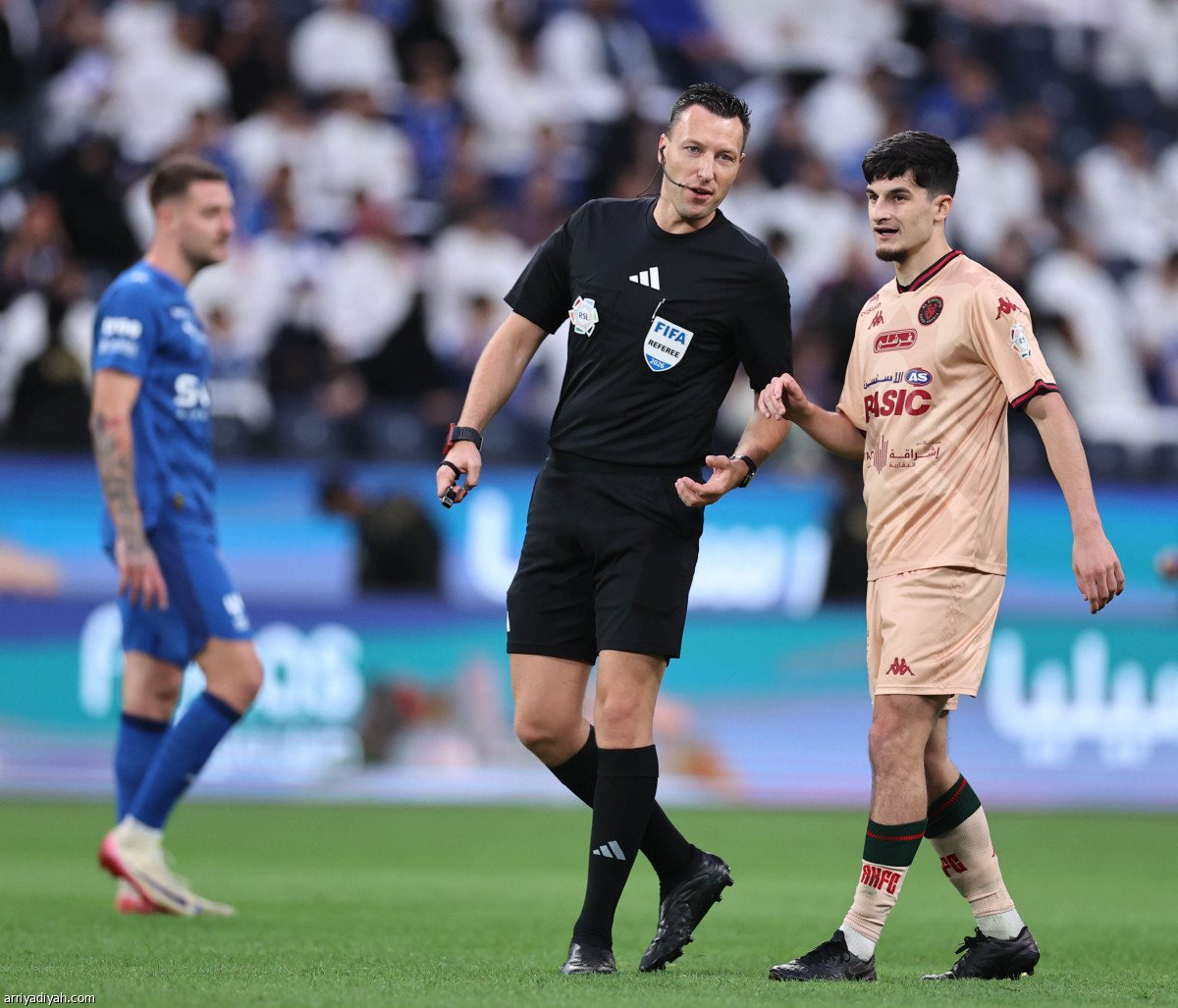 الهلال يستعرض القوة