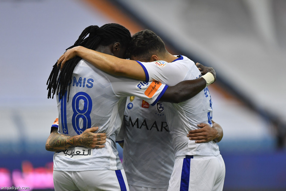 الهلال يمزق النصر.. ويحلق وحيدا