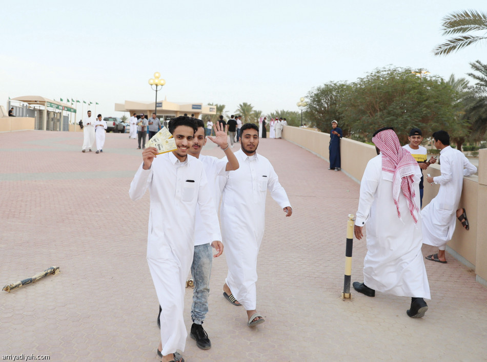 متجر النصر..
سباق على التذاكر والقمصان